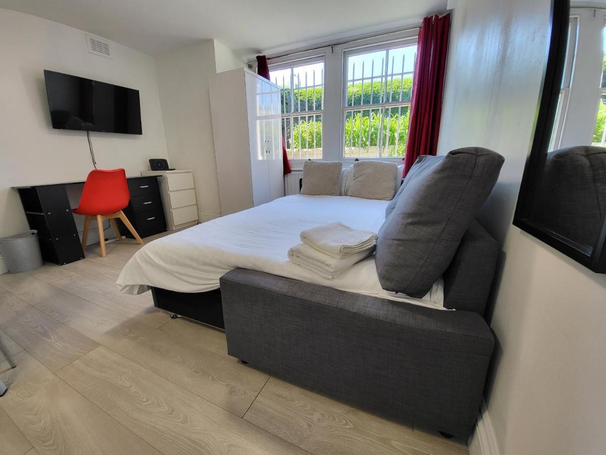 Cosy By Clapham South Underground!